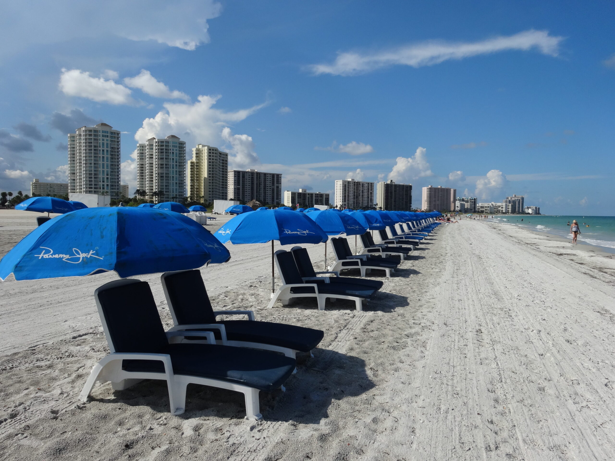 The coastline curving along Clearwater Beach